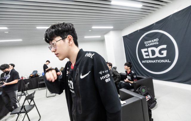 虽然在西部 虽然在西部